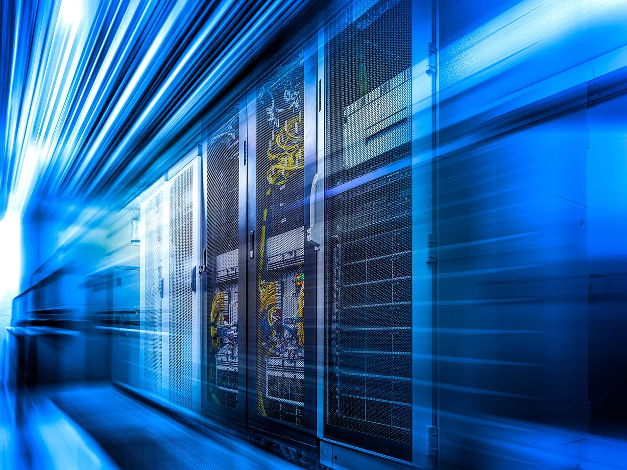https://www2.arcserve.com/sites/default/files/styles/full_hd/public/2023-09/server-cabinets-corridor-1280x960.jpg.webp?itok=NaFHxCVw